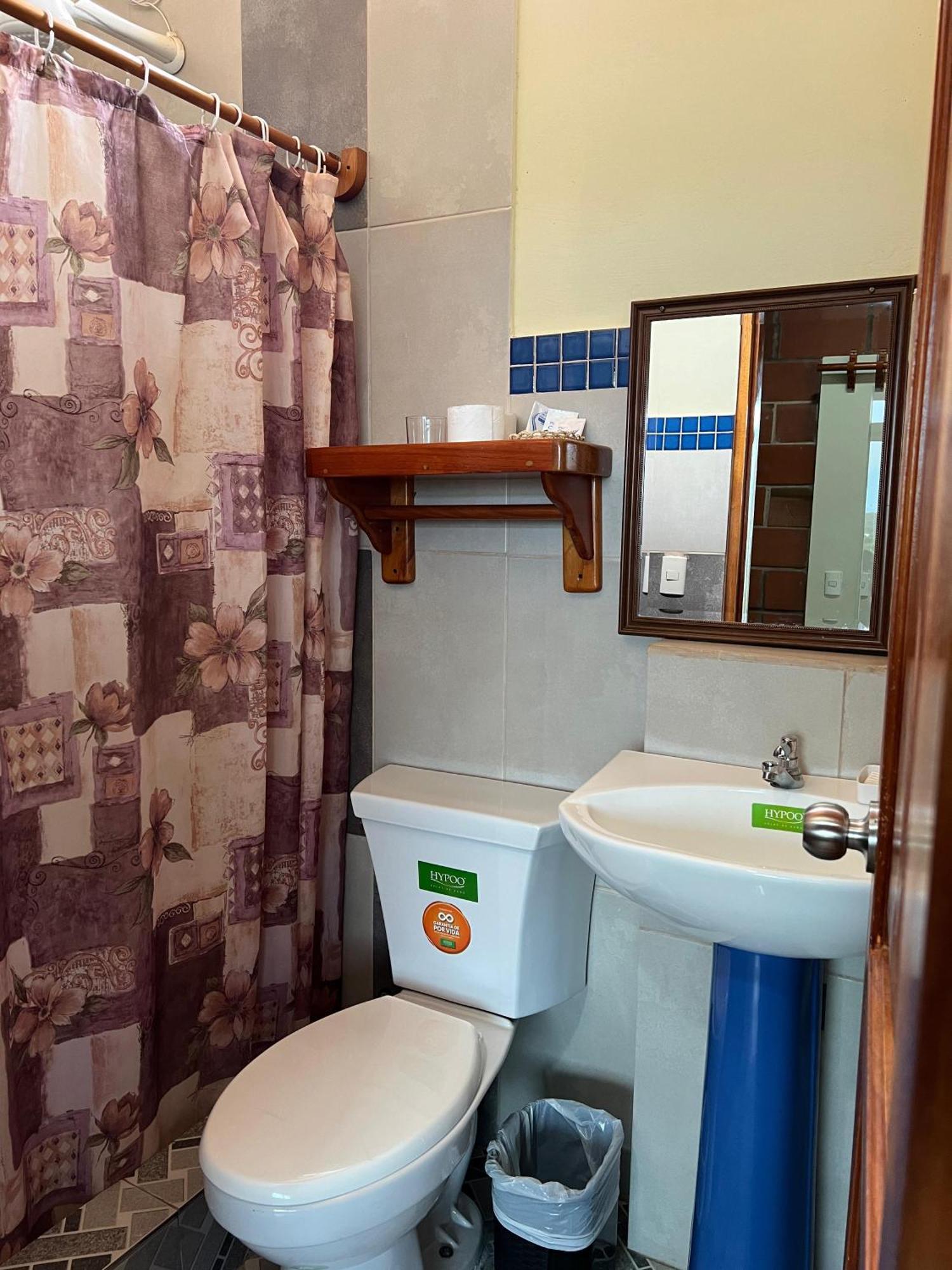 Hostal Cattleya 巴克里索莫雷诺港 外观 照片