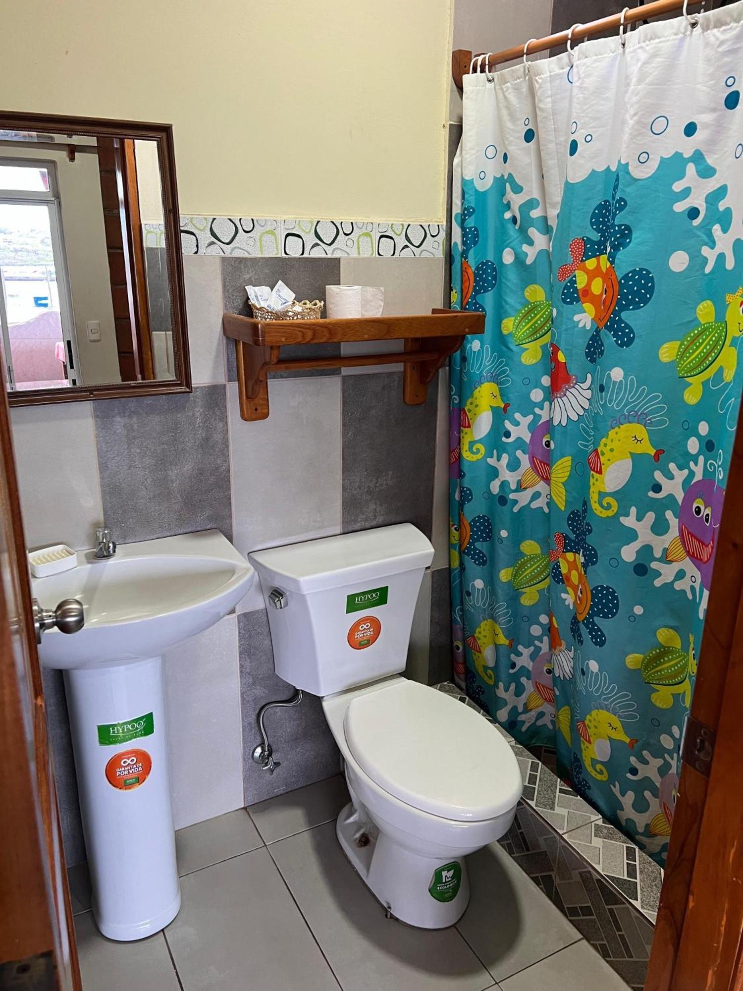 Hostal Cattleya 巴克里索莫雷诺港 外观 照片