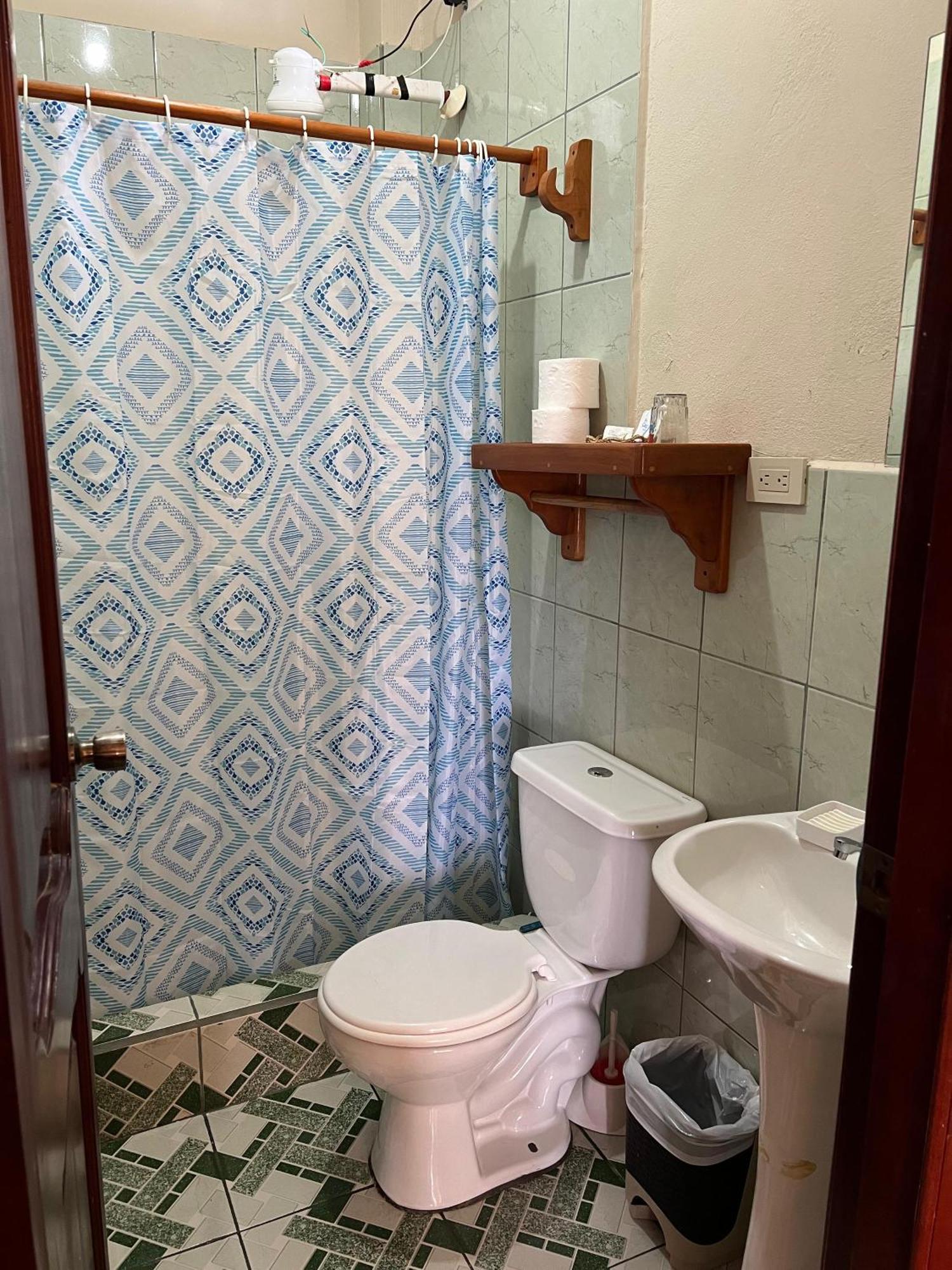 Hostal Cattleya 巴克里索莫雷诺港 外观 照片